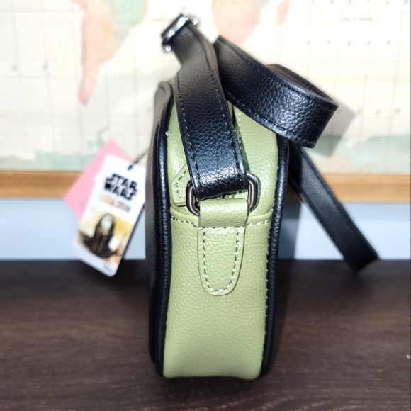 BRAND NEW Danielle Nicole DANI Star Wars The Mandalorian Grogu Crossbody Bag - Picture 3 of 4
